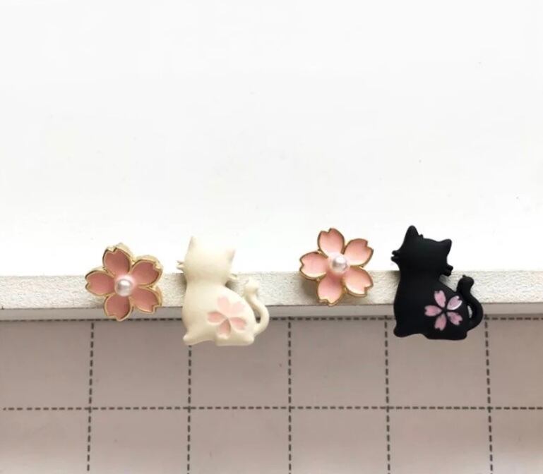 ⭐︎送料無料⭐︎猫と桜の非対称ピアス