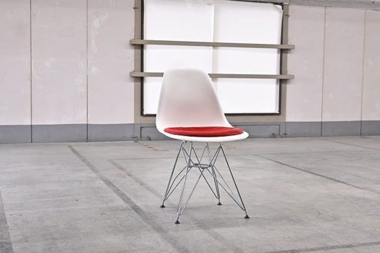 Herman Miller取り扱い Vitra/ヴィトラ製 8万「サイドシェルチェア」a ホワイト プラスチック製 イームズ ダイニング リビング 椅子 巨匠【中古家具/中古インテリア/USED家具ユーズド家具/リサイクル】