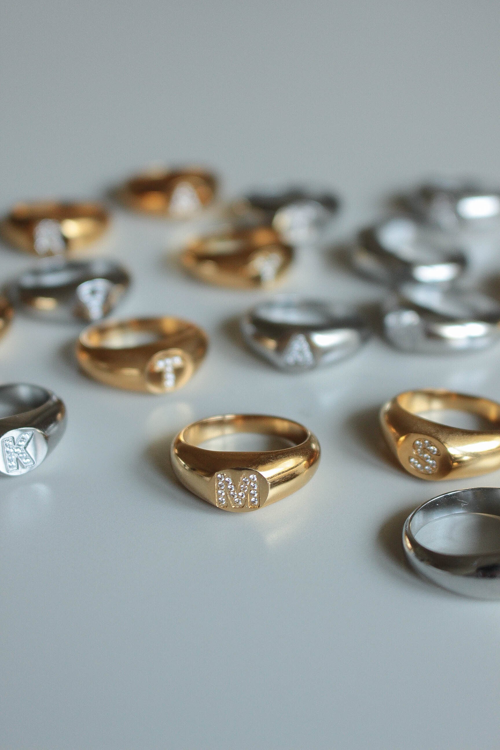 Signet Initial Dia Ring / Gold | ebine(エビネ)|金属アレルギー対応