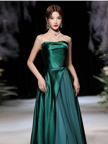 豪華！ パーティードレス 深めな緑 床付く セクシー 背中見せ編み上げ