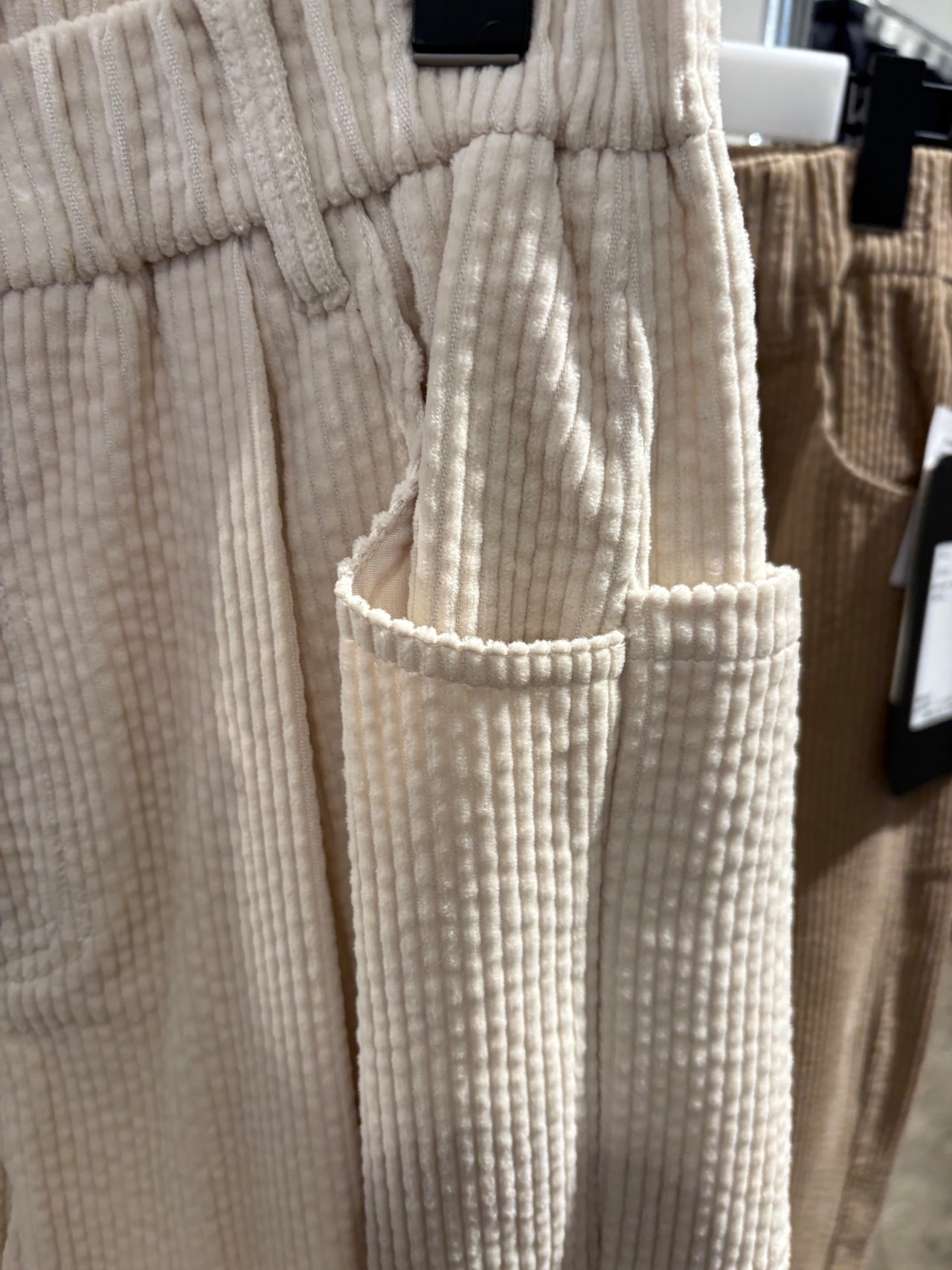 LUGIVA カービーコーデュロイパンツ　402580