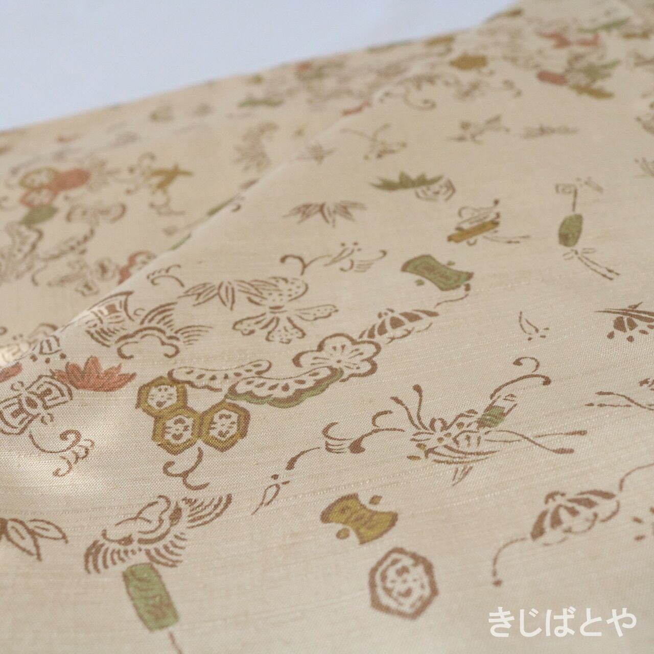 七緒 掲載商品】正絹紬 尾花色に宝づくしの総柄小紋 袷 | きじばとや