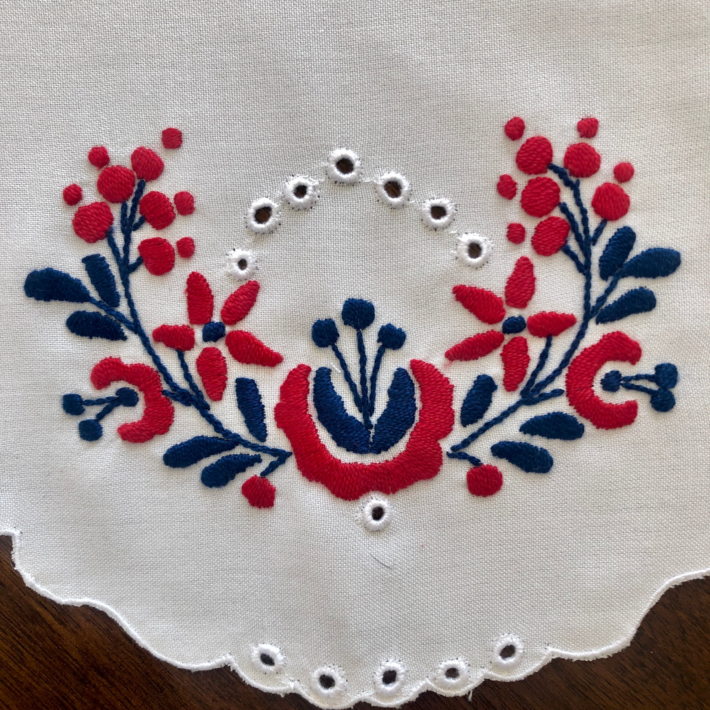 カロチャ刺繍 手刺繍のテーブルクロス（54x49㎝） | ハンガリーイロイロ