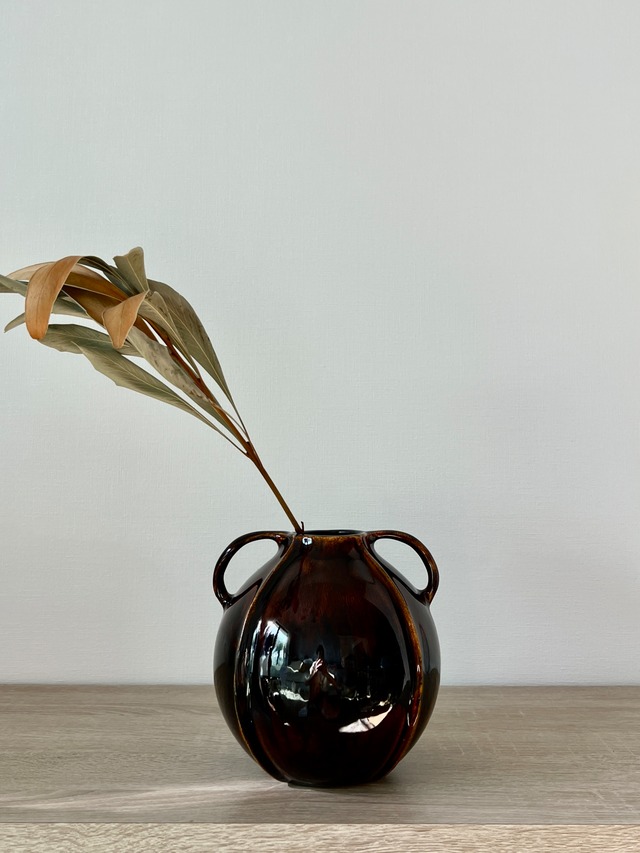 brown round vase