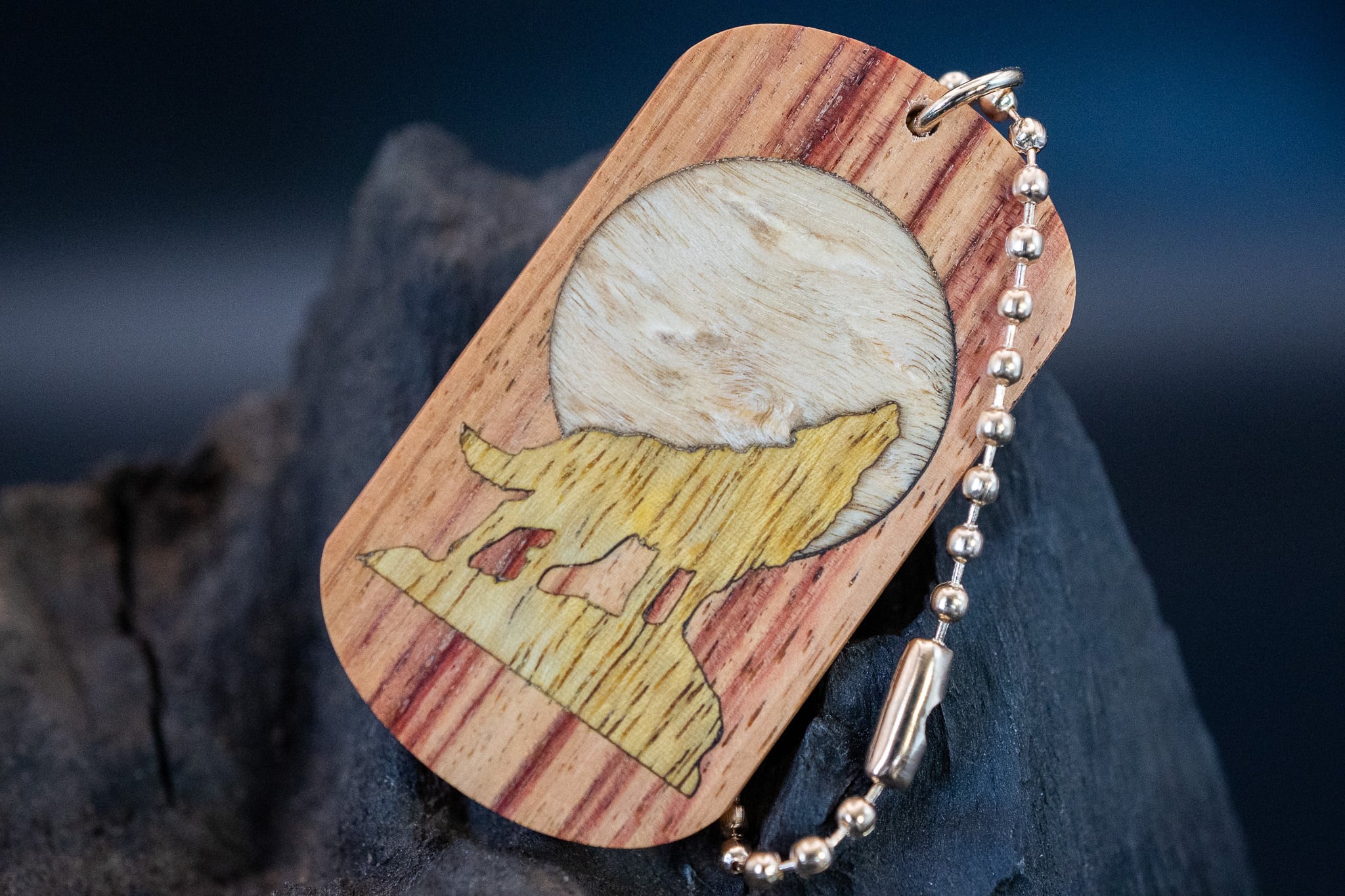 【 木材の女王】チューリップウッド ドッグタグ 象嵌 月と狼