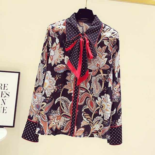 トップス レディース 送料無料 ブラウス シャツ 柄シャツ クルーネック 立ち襟 スタンドカラー 長袖 前開き フロントボタン 体型カバー 二の腕カバー 細見え ボウタイ ワイド ゆったり ゆる 大きめ ブラック 花柄 フラワー ボタニカル柄 大人女子 こなれ感 おしゃれ お洒落 ガーリー フェミニン かわいい 可愛い ラブリー キュート スタイリッシュ モダン クール カッコイイ かっこいい 楽ちん 派手 存在感 レトロ 上品 エレガント 春服 夏服 おでかけ デート 普段使い 着回し 重ね着 2021