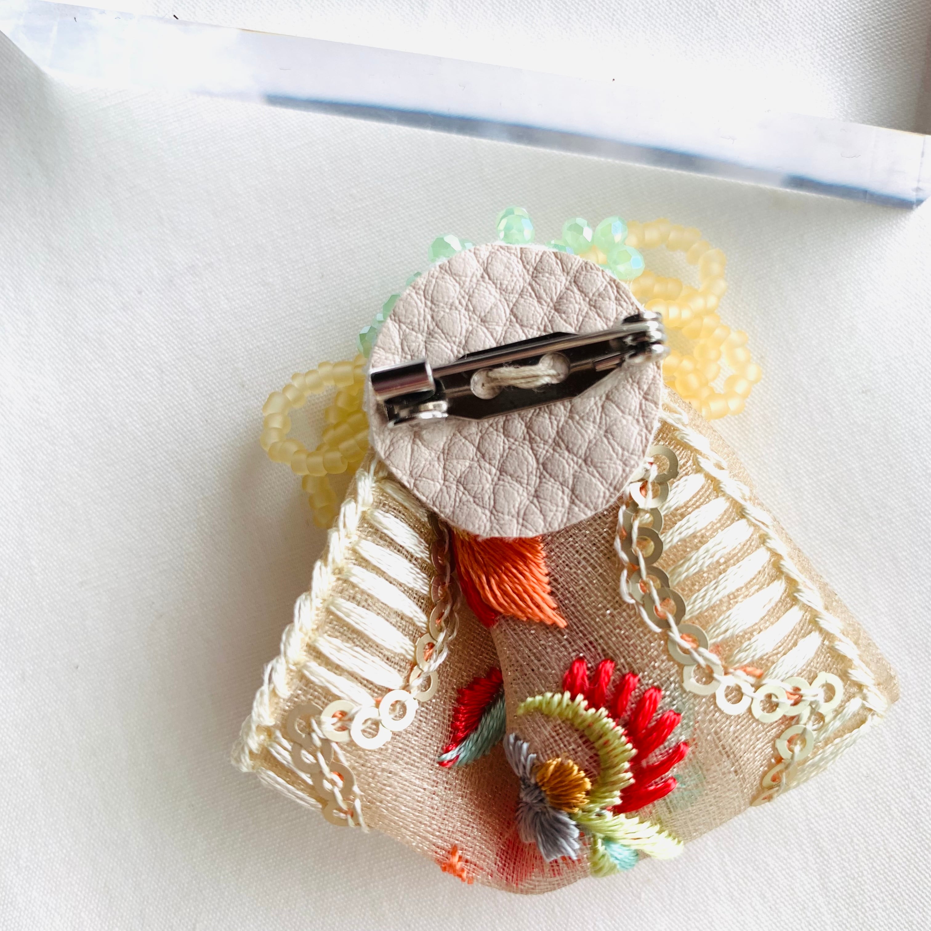 ビーズと刺繍リボンブローチno.b8-4 | 【オガオガハウス】遊び心を