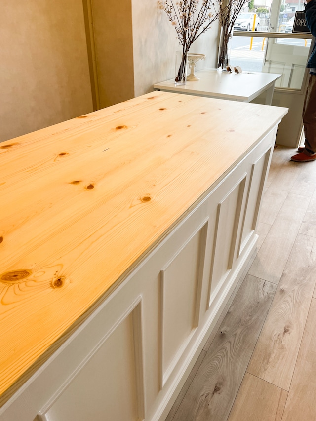 お花屋さん向け作業台カウンター86 (梱包作業に向いたオーダーメイドレジ台)W1800 ハードアンティーク仕上げ