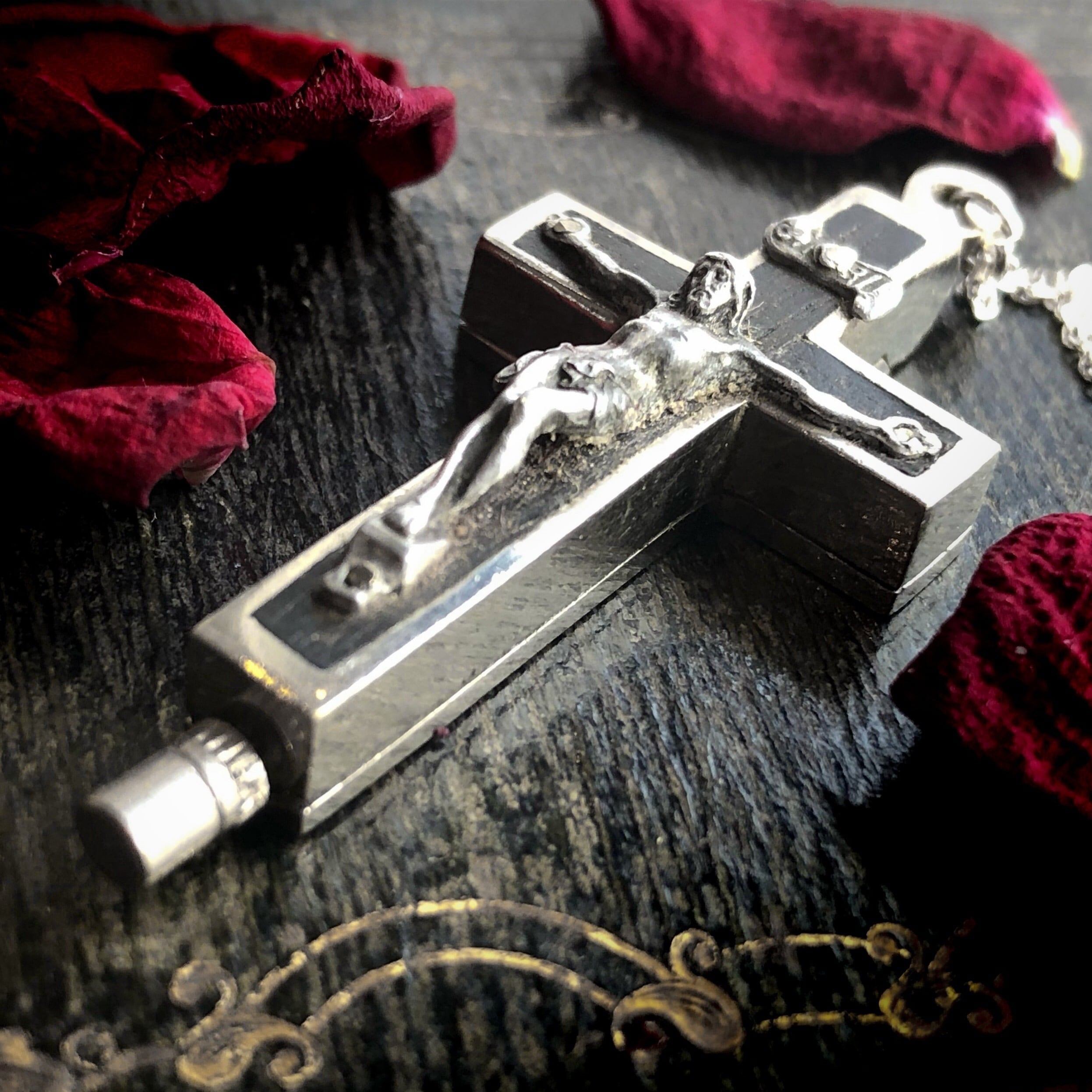 聖遺物入りの十字架 | メルキュール骨董店