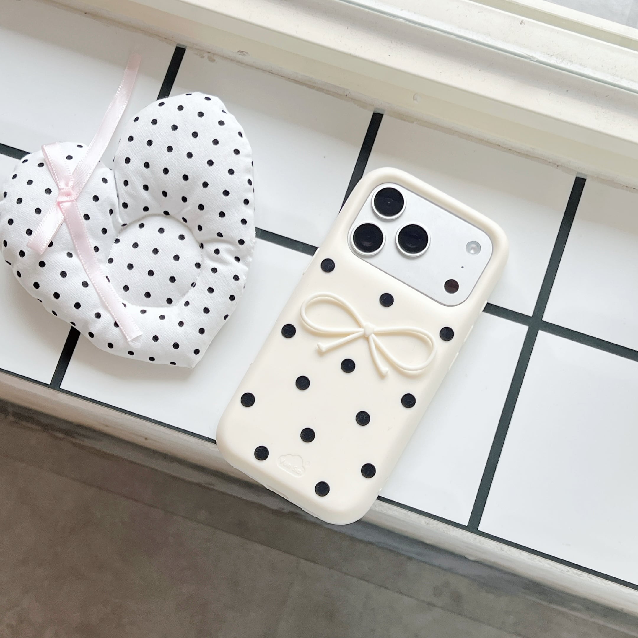 ドット柄 リボン iPhone 17 16 15 14 13 ケース シリコン かわいい