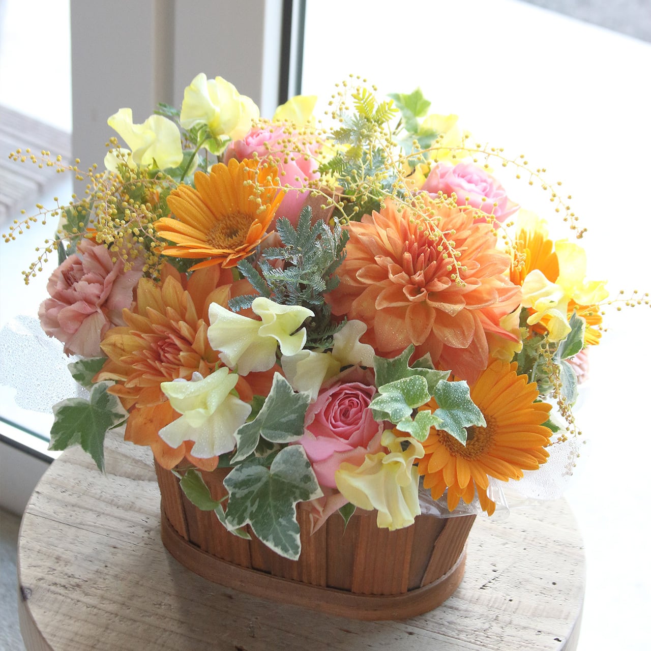 ナチュラルバスケットで仕上げたフラワーアレンジメント｜誕生日・開店