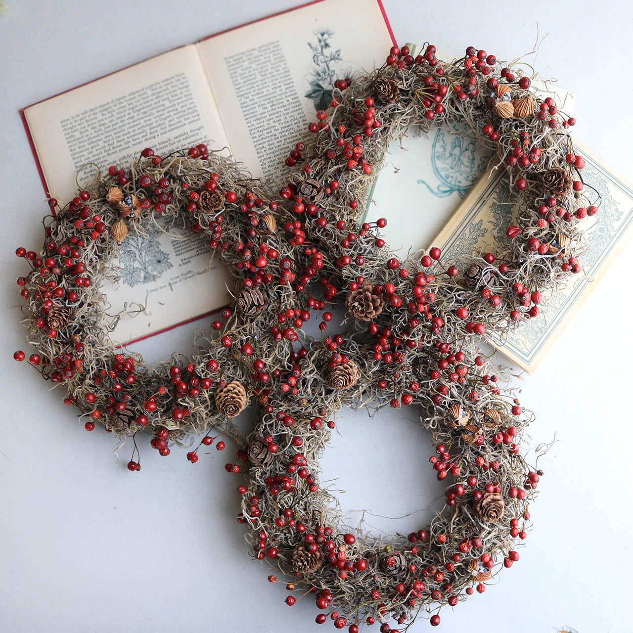 野バラの実やベルギーナッツを紡いだ　ベル付き　三日月　クリスマス　リース 野バラの実のリース ◇シックで大人っぽいシンプルなドライ