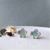新作【信楽焼】Flower… 陶器 伝統工芸 イヤリング ピアス シンプル お花 北欧 スタッド 大きめ ワンポイント フラワー デザイン 水色 緑 ブルー グリーン ハンドメイド アクセサリー