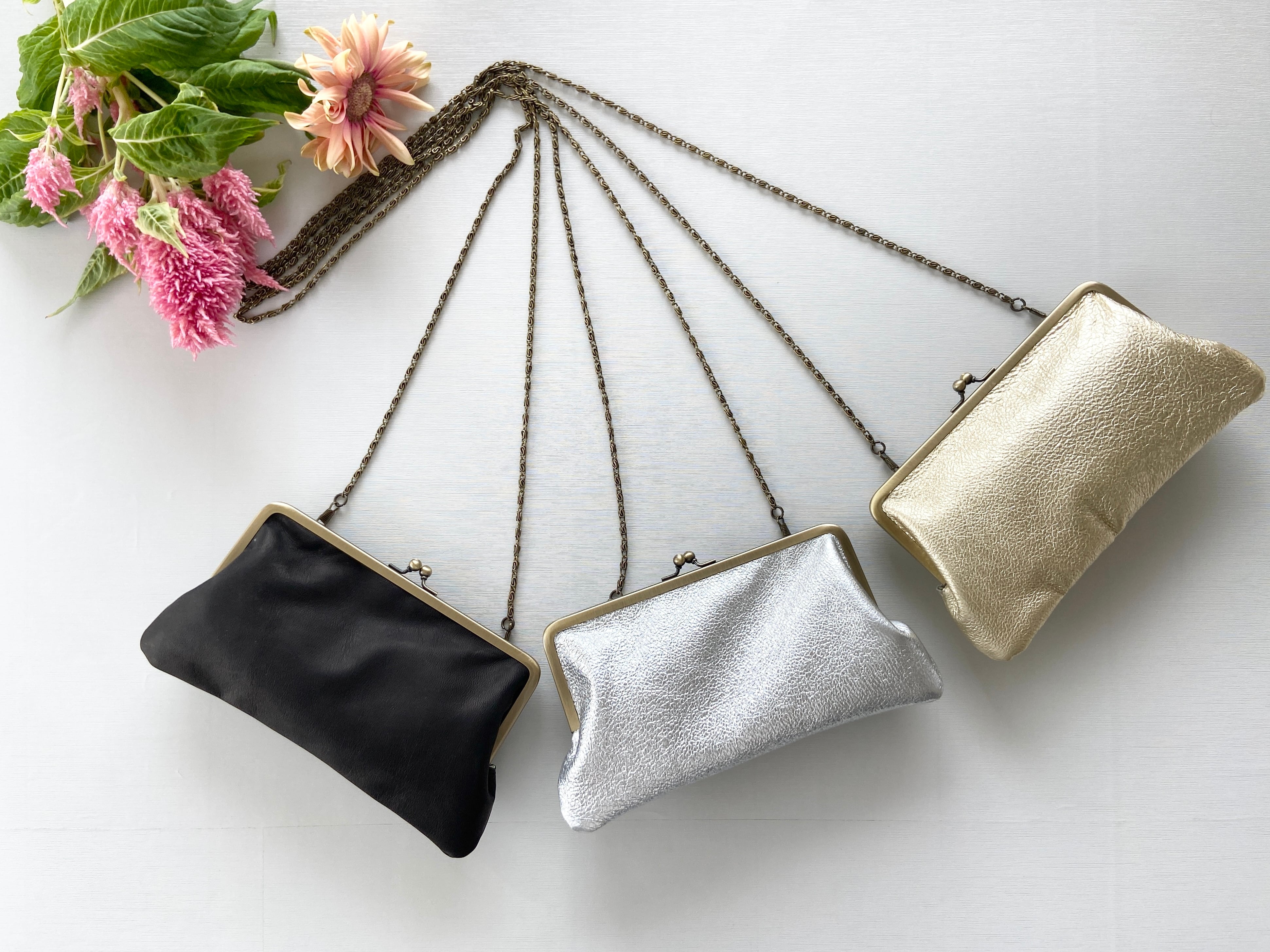 スマホと必需品で軽快に!横長がま口スマホポシェット*ホースレザー*キラキラ箔加工 アンティーク金具