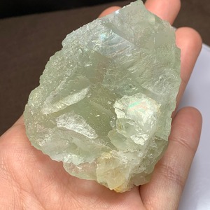 2.グリーンフローライト原石クラスターに住み着いているピンクオパールうさぎ