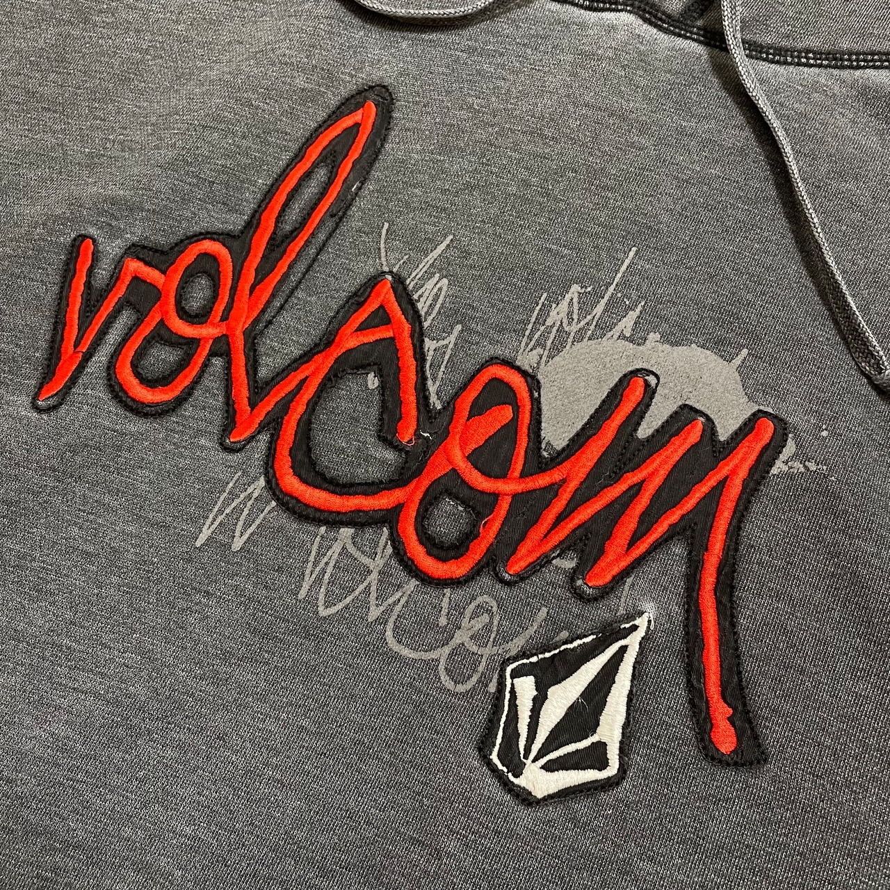 【VOLCOM】パーカー プルオーバー 刺繍 袖ロゴ プリント ラグランスリーブ 切替 フーディー スウェット hoodie ダークグレー L ボルコム US古着