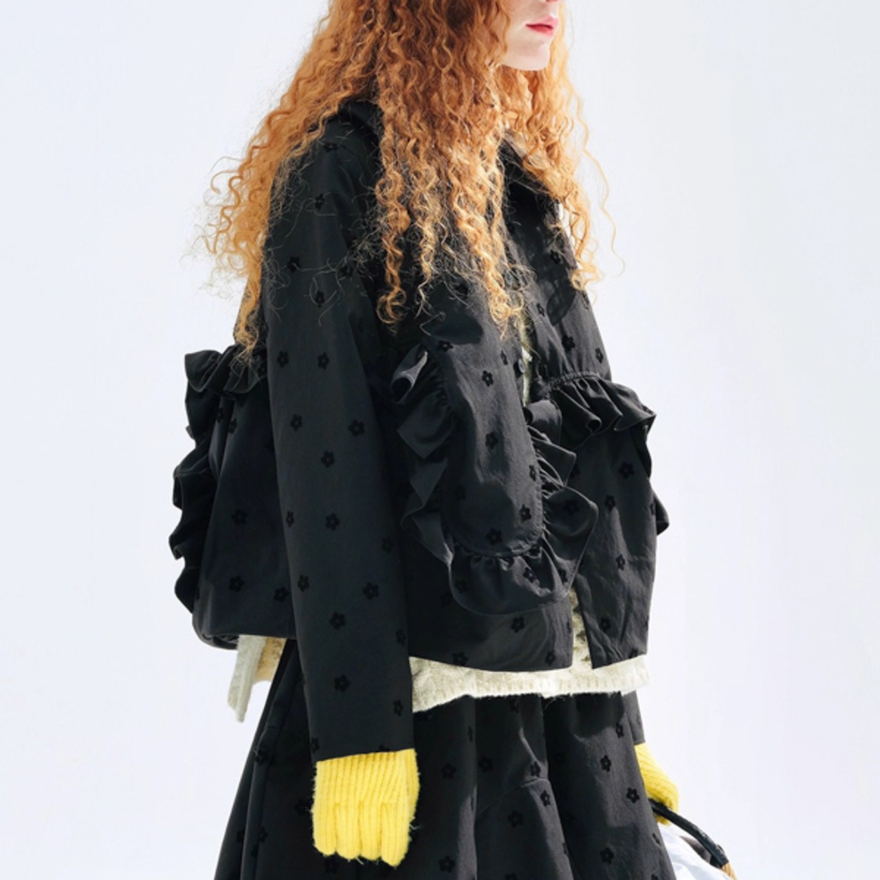 小花と流れるフリルのアート系クロップドジャケット 《i0814》