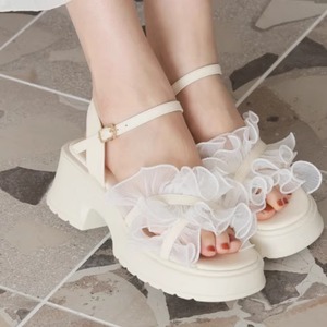 【送料無料】 サンダル 2色 靴 シューズ ローヒール フリル エレガント 可愛い 大人可愛い きれいめ シンプル カジュアル シック コンサバ 華やか 大人 上品 おしゃれ 主役級 こなれ感 高見え 高級感 フェミニン 無地 夏 レディース 女性用 ママ 20代 30代 40代 デート お出かけ 女子会 お呼ばれ 休日 お茶会 授業参観 垢抜け デイリーユース 普段使い ファッション コーデ スタイル 楽ちん 歩きやすい 美脚 脚長 定番 スタイルアップ アイボリー ブラック 大人カラー