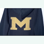 【2color】レトロカレッジ風「M」ロゴパーカー 《i0757》