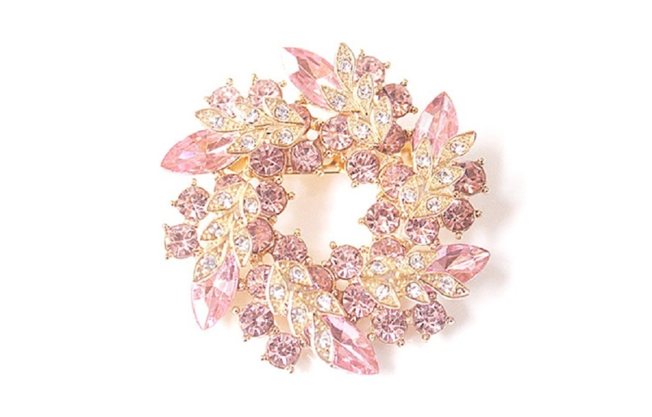ゴージャス リース型 ブローチ プレゼント ギフトに最適 花 ブローチ (ピンク)