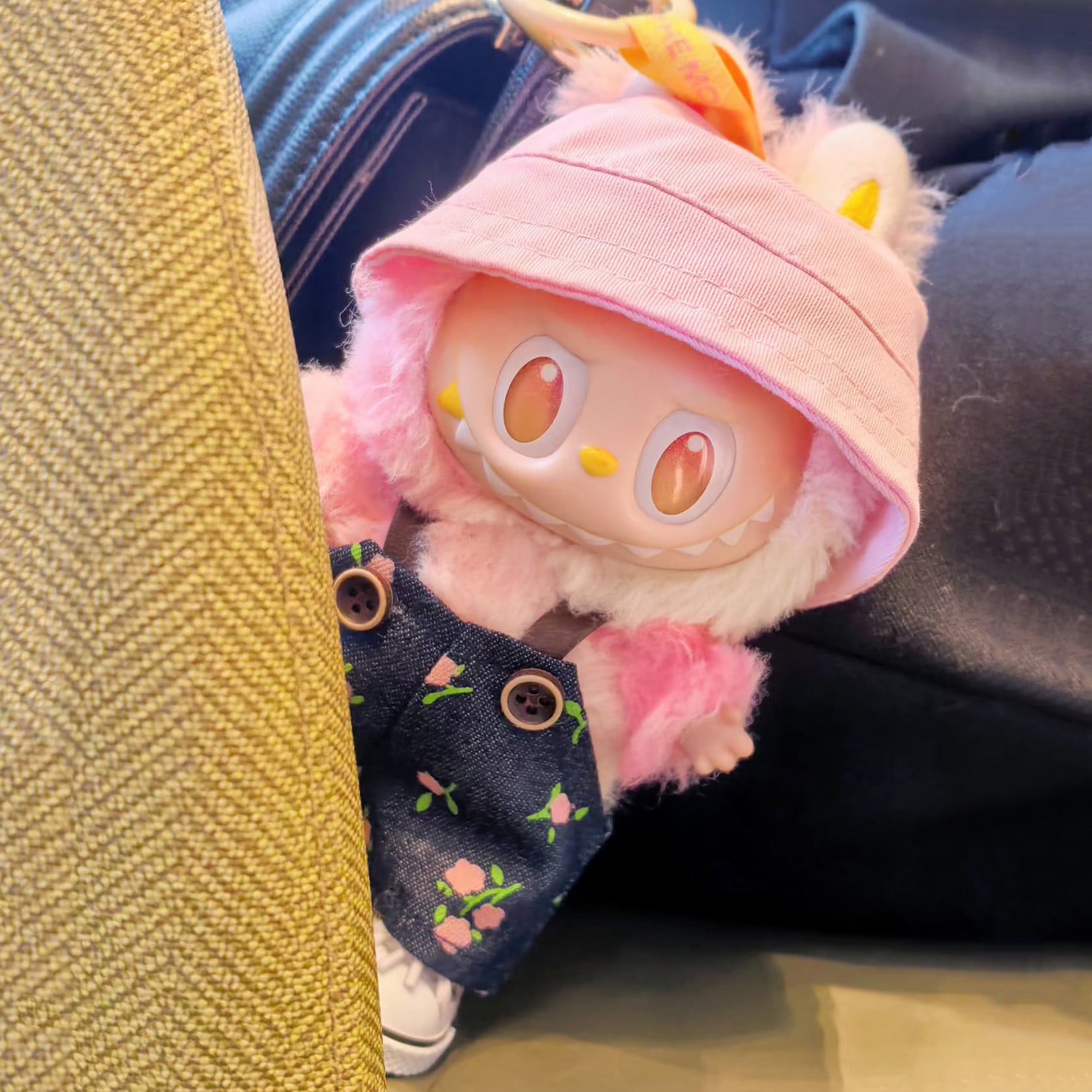 LABUBU コーデ 17cm 新作 ピンクバケットハット×花柄デニムが可愛い! ピンク×グリーンの甘め配色 キャンバスシューズ付き 3点フルセット 高品質