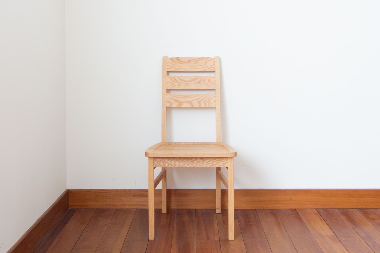 「お手入れは毎年の恒例行事に。柿渋塗りダイニングチェア。」　レッドオーク材/柿渋塗り/ダイニングセット