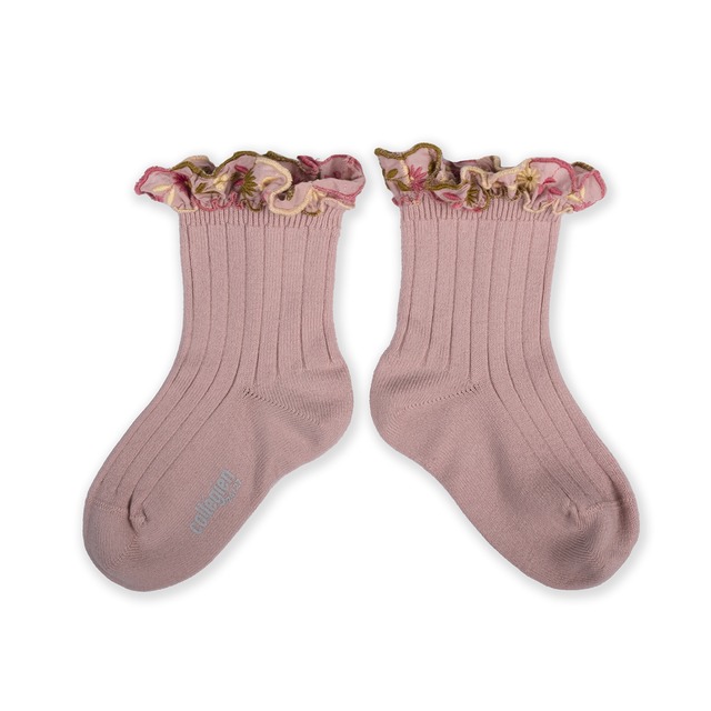 Collegien / Anémone - Embroidered Ruffle Ribbed Ankle Socks / Vieux Rose