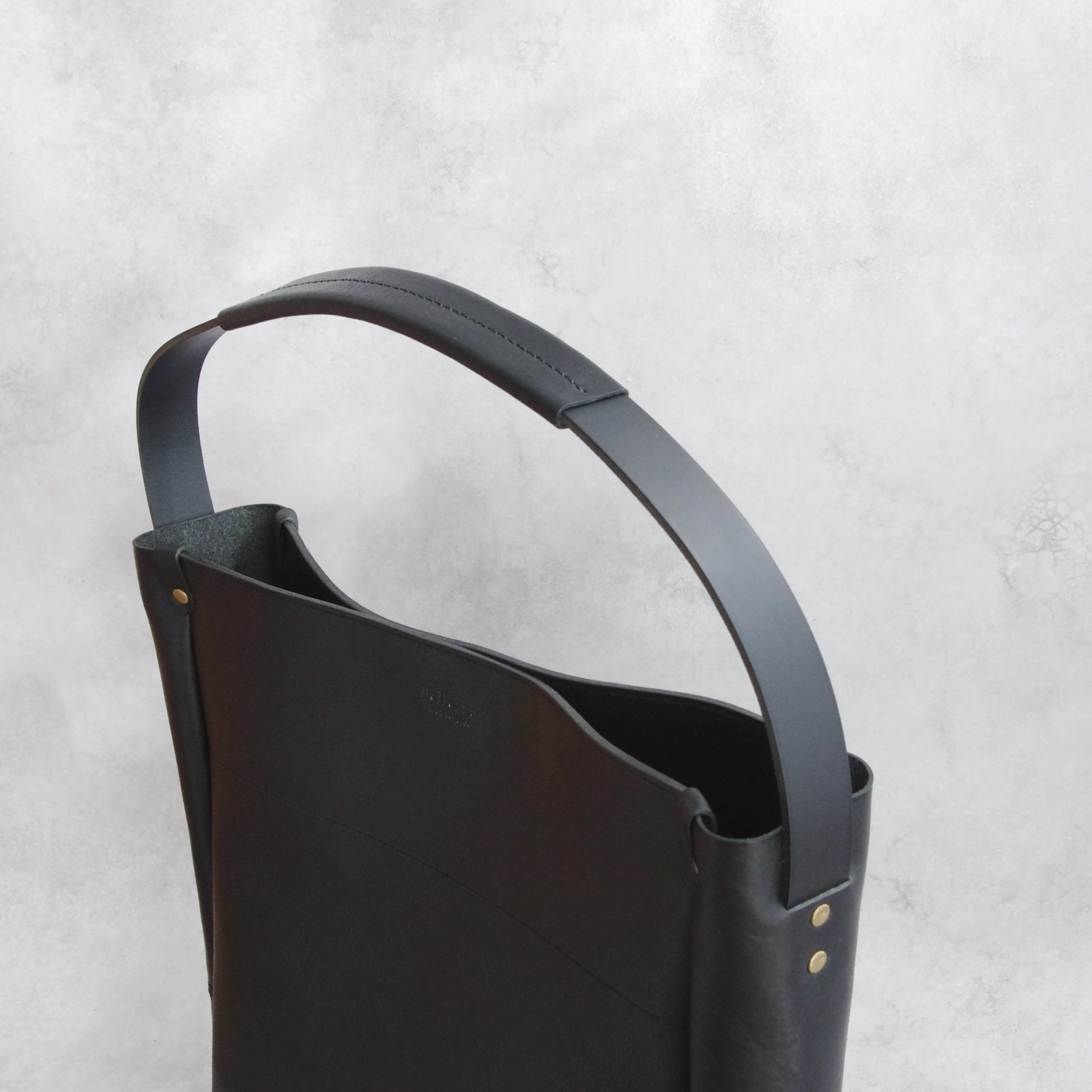 ワンショルダートートバッグ】肩掛け ハーフサイズ 本革 ブラック