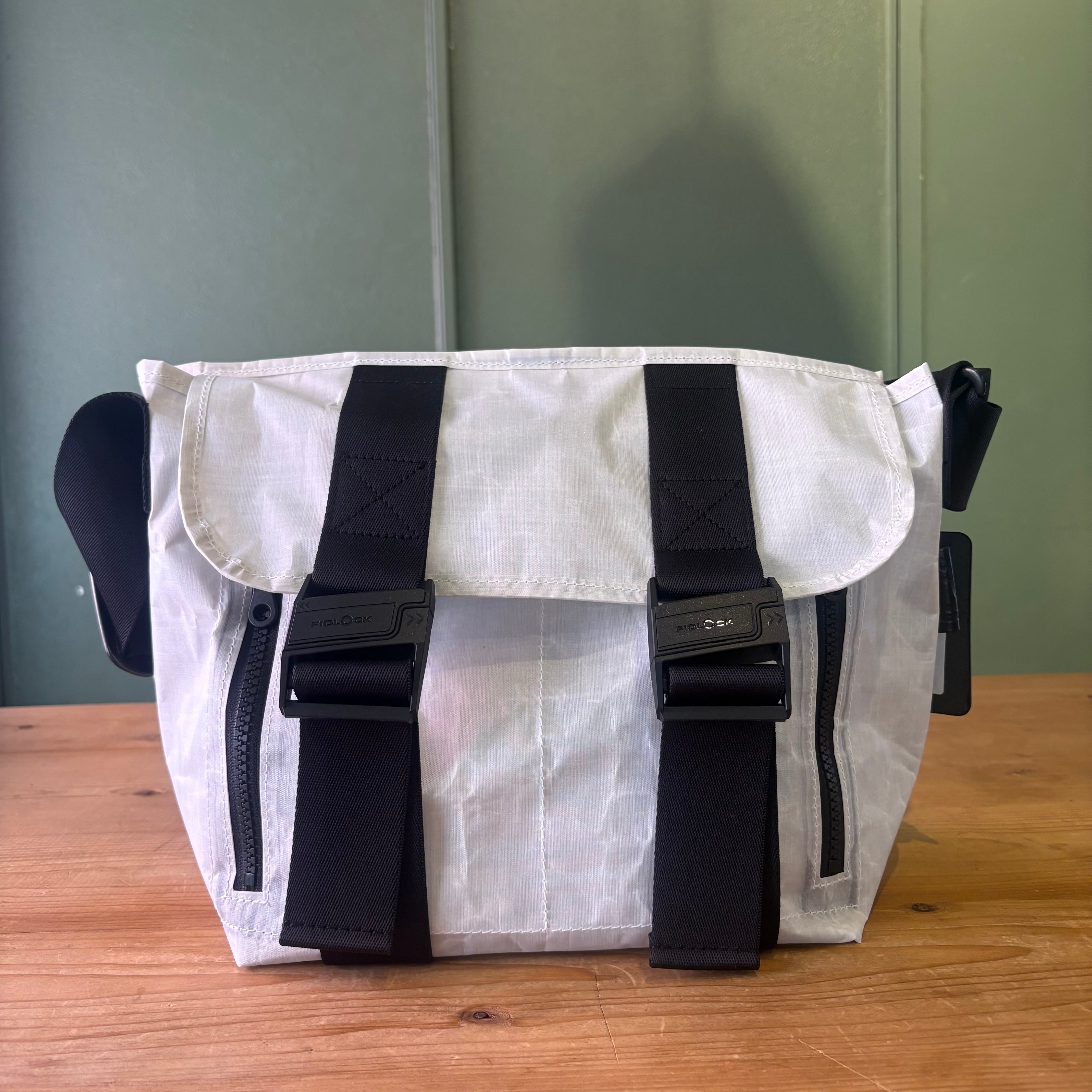DYNEEMA MESSENGER BAG(S) WHITE F036-S