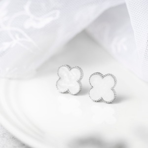 クローバー 18mm ピアス / イヤリング【SV×WH】