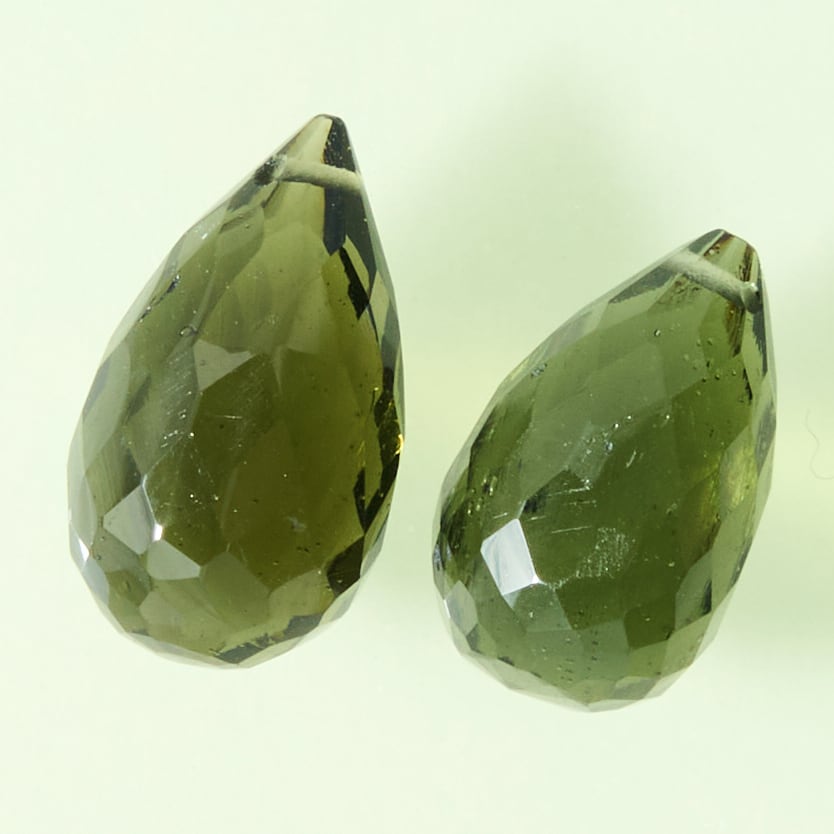 【稀少石】(ペア) モルダバイト 6.30ct/ブリオレットカット/穴あり【チェコ共和国】nmod-0037