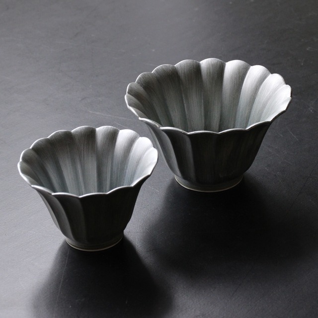 苔色　菊割反り小鉢(小)