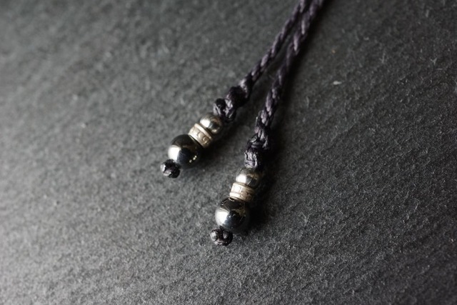 宝石質ブラックラブラドライトのマクラメネックレス