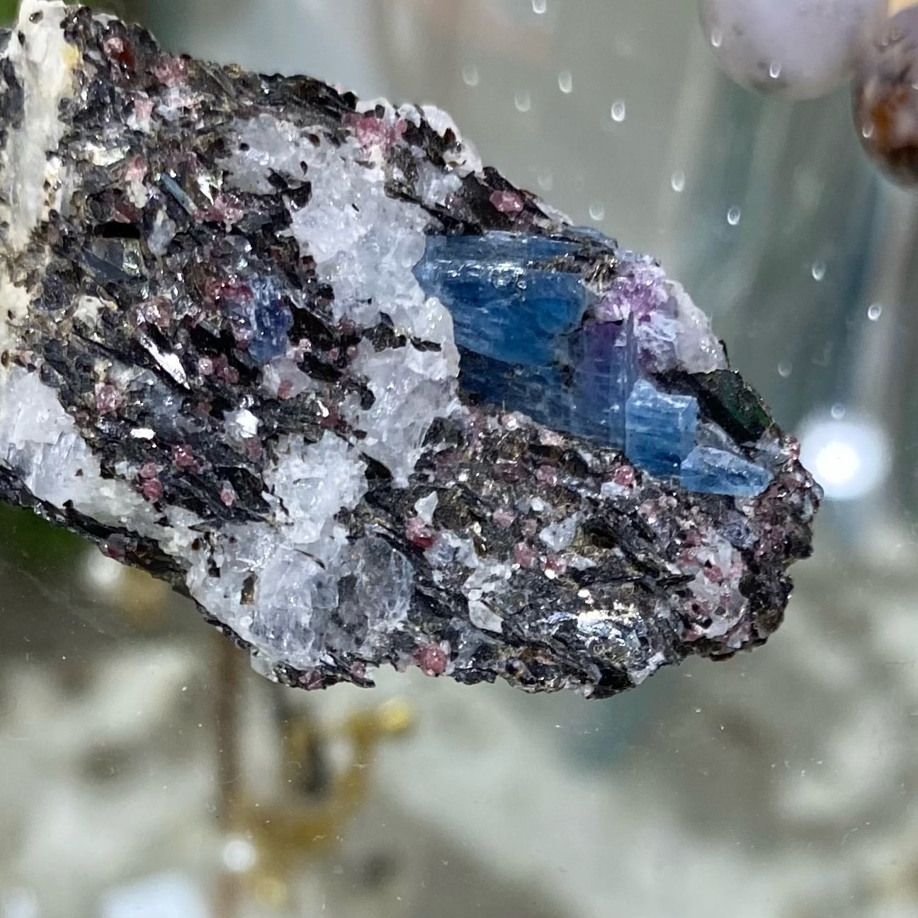 カイヤナイト　原石 【1.3kg】ーt267 カイヤナイト 原石・ルース2石セット《複数購入割引有》