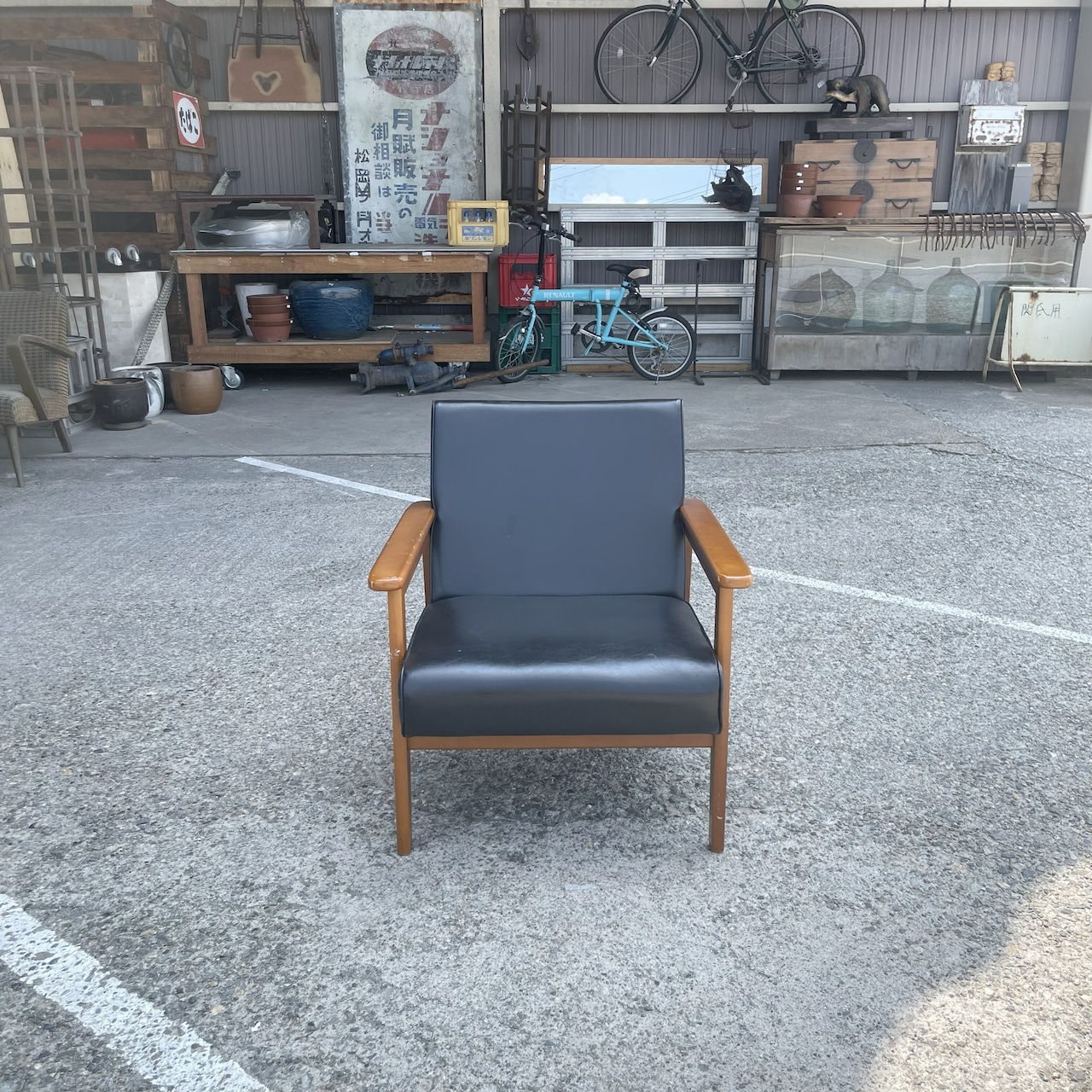 ”ひとりの時間を黒が深める”KOKUYOの一人掛けソファ