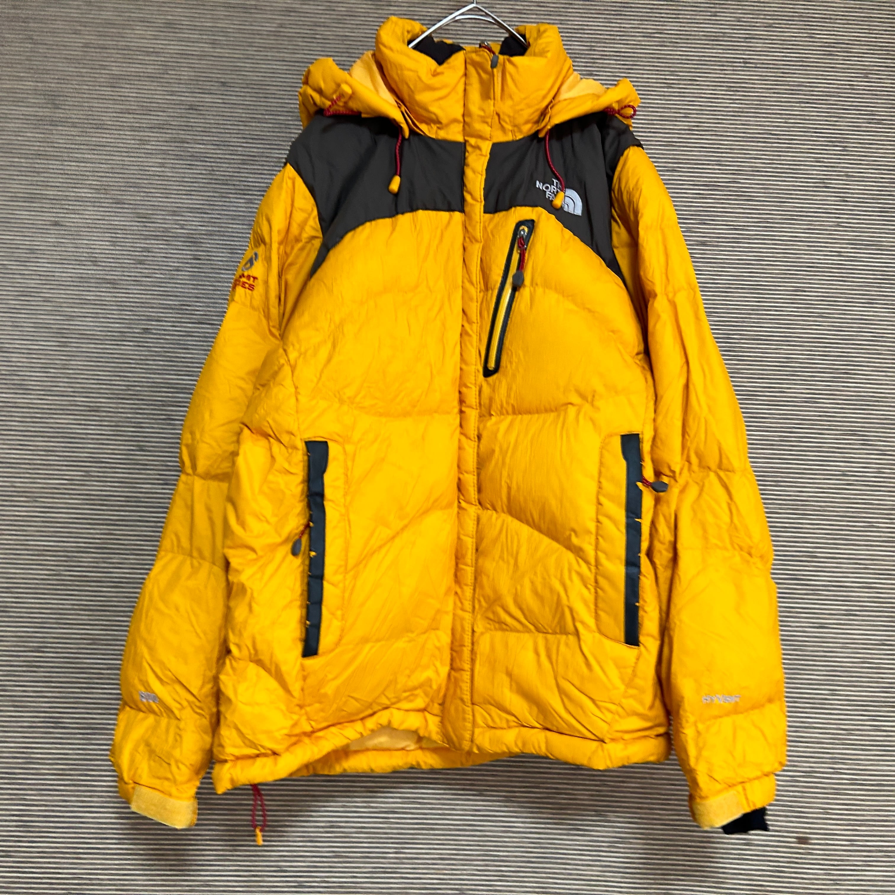 ノースフェイス ダウンジャケット 800 イエローサミット刺繍黄色 肩  