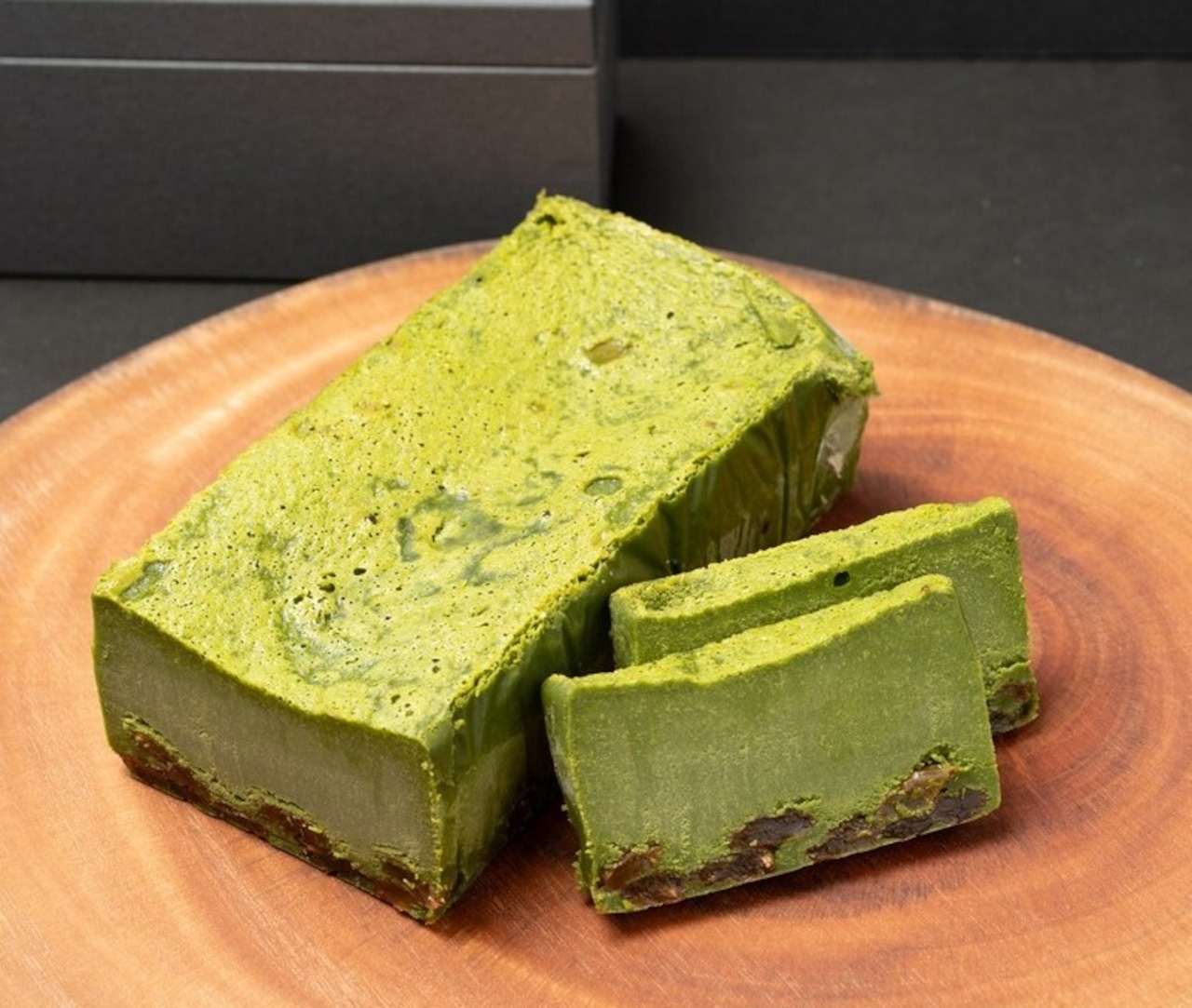 メイン画像:0枚目:Ed.Road 【ONLINE-STORE限定の渾身のスペシャリテ】抹茶ｘ貴腐ワイン漬けレーズン【ひと口で、世界の色が変わるテリーヌショコラ】 宇治抹茶ピュア-テリーヌショコラ　ー甘口貴腐ワイン漬けレーズンを添えて〜。