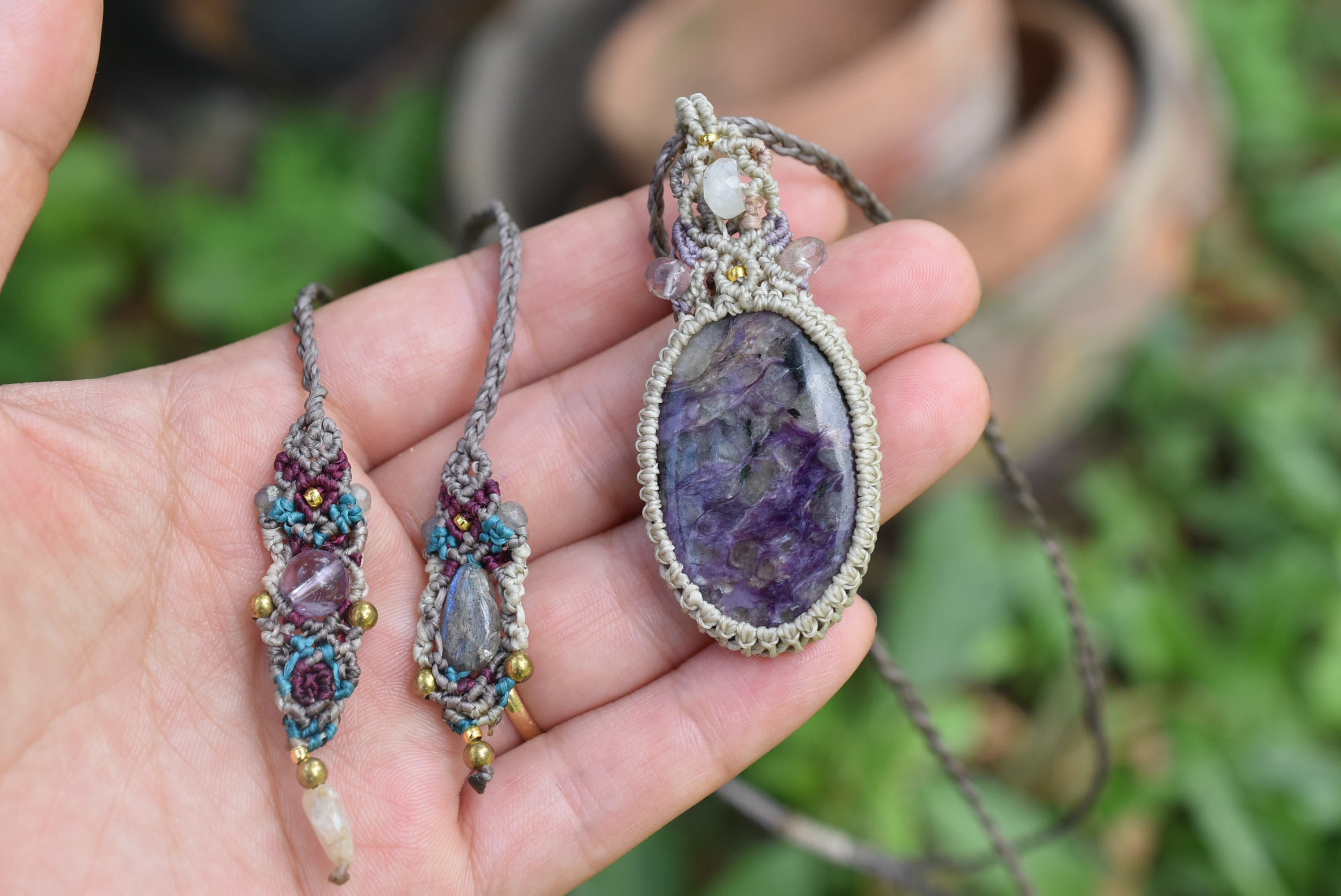 咲き誇る紫アート★チャロアイト マクラメペンダント