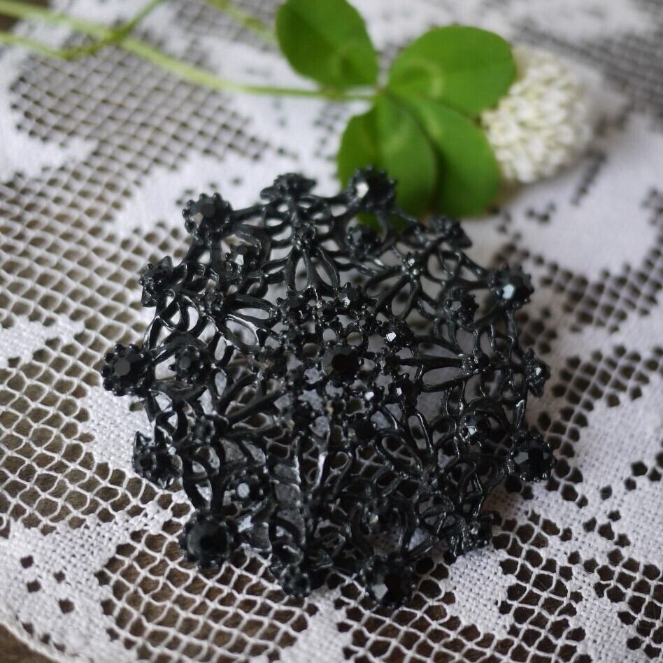 黒いスノーフレークブローチ