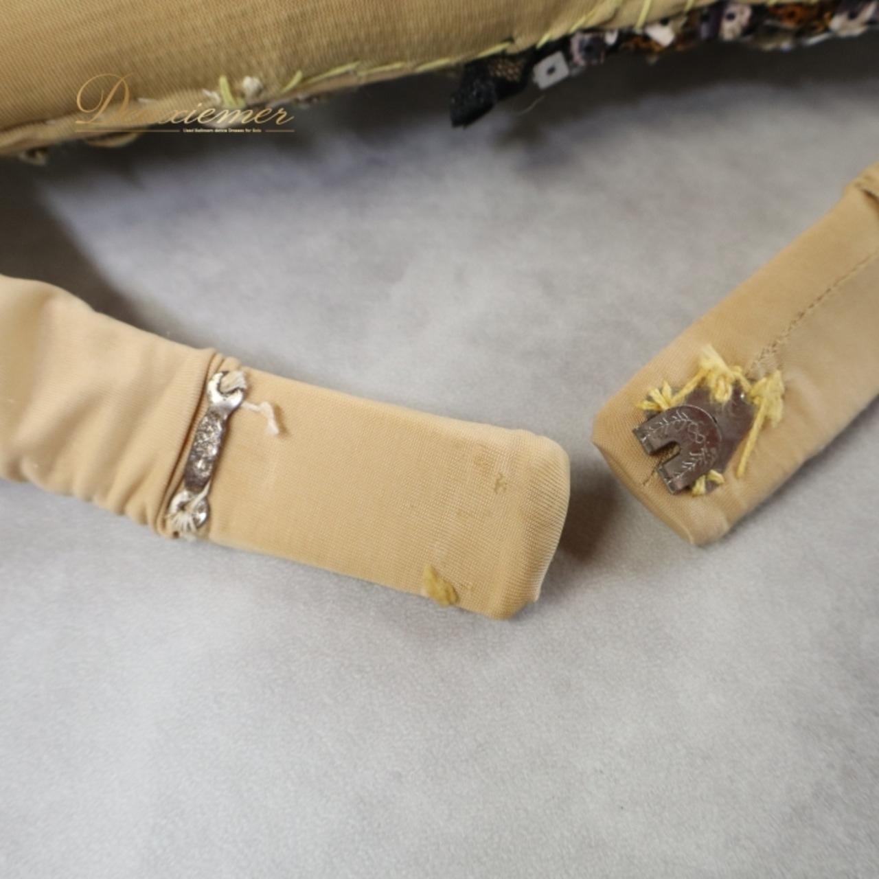 ベリーダンス オリエンタル 衣装 上下セット クイーン Queen イエロー系 トップス スカート 黄 黒 花 ラインストーン スパンコール 豪華 装飾 キラキラ ステージ イベント ダンス衣装 ブラック系