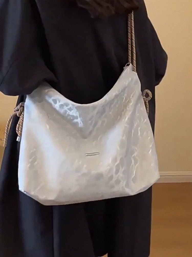 シンプルコーデに映える ロープショルダー光沢トートバッグ 大容量 お洒落 大人 カジュアル きれいめ トレンド 大きいサイズ 韓国 CH10893