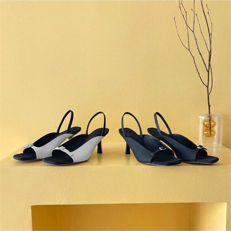 【新作】【送料無料】 セクシーなスクエアトゥヒールブラックホワイトメタルバックルストラップヒール春と秋のヒール 靴 シューズ スプリング 春物 オータム 秋物 スクウェア 10b353828814776