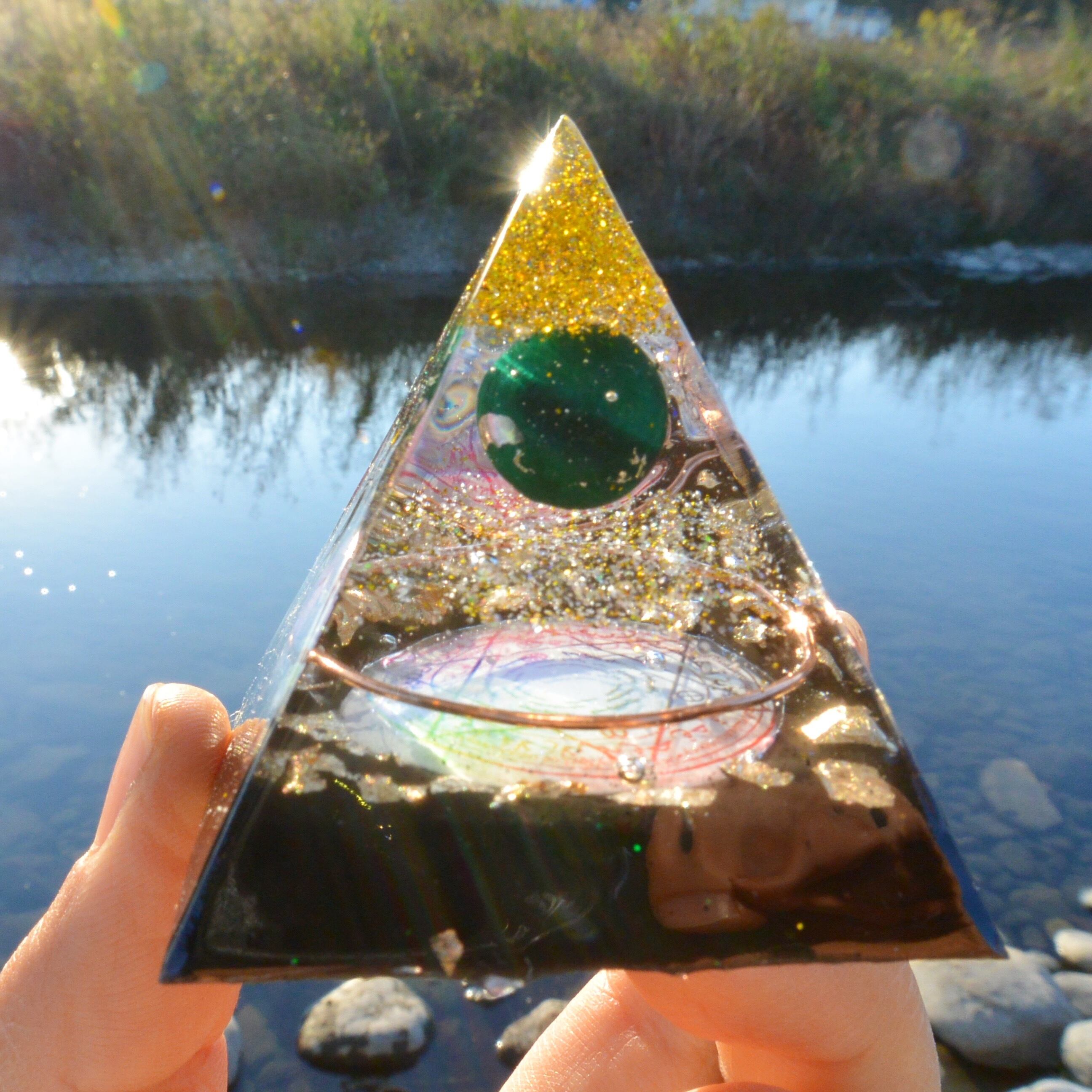 グリーンアパタイト×ブラックトルマリン 宇宙のようなピラミッド型