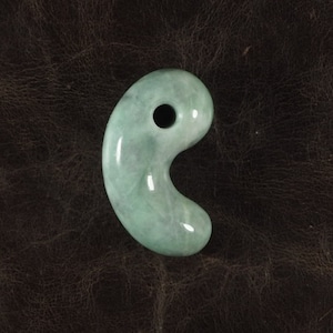 糸魚川翡翠  淡緑 ヒスイ 勾玉  12.4g Itoigawa pale green Jadeite Magatama