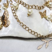 ベリーダンス オリエンタル 衣装 トップス ベルト セット ホワイト系 蝶 花 アーム アーム飾り 腕飾り ラインストーン チェーン 白 金 かわいい 爽やか 明るい ダンス衣装 ステージ イベント キラキラ 華やか シルバー系 ゴールド系