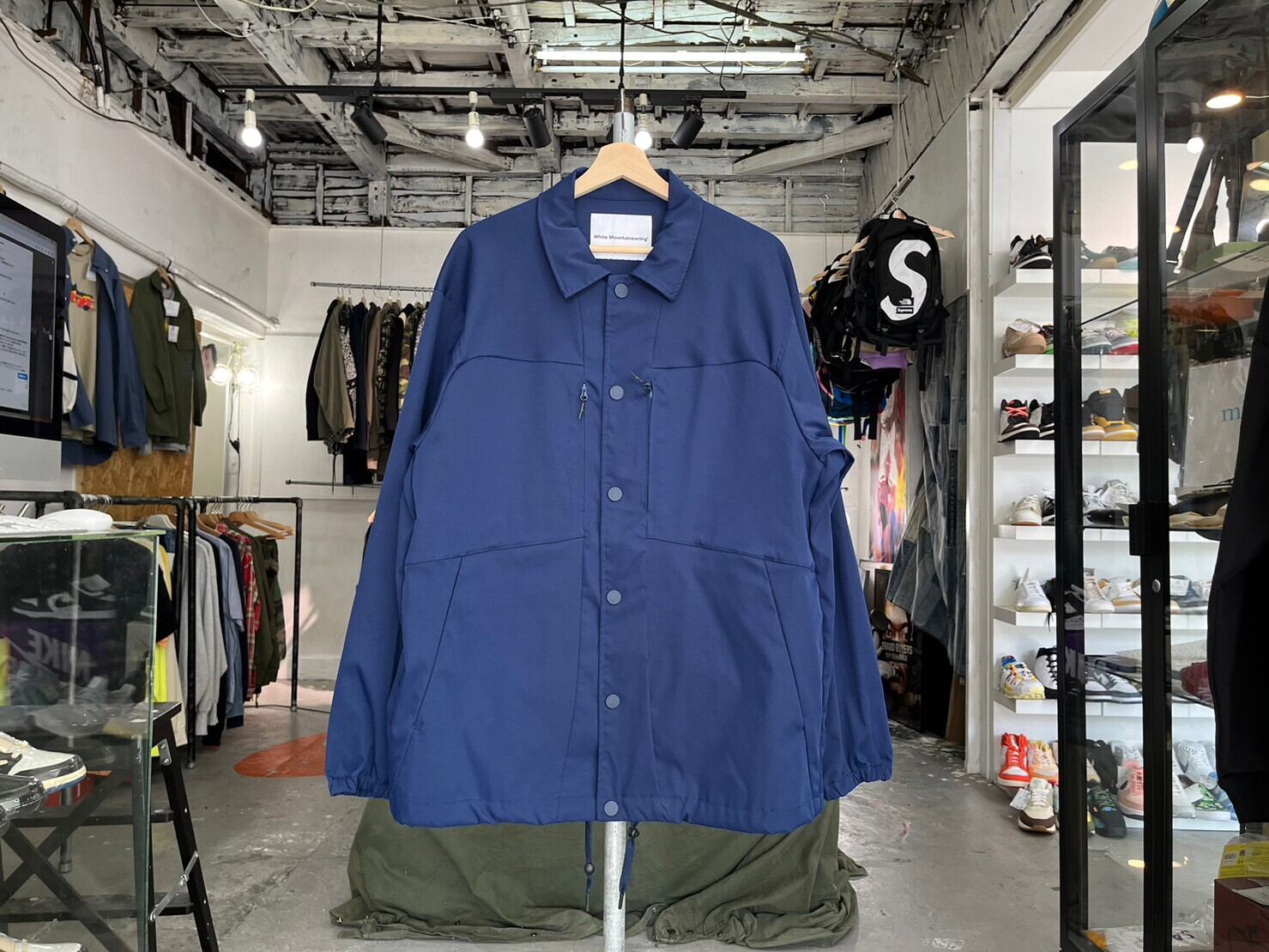 WHITE MOUNTAINEERING STRETCH TWILL BACK LOGO COACH JACKET NAVY 3 