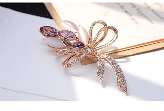 ブローチ ラインストーン お花 フラワー レディース アクセサリー キラキラ ストーン おしゃれ きれいめ 上品 華やか エレガント 豪華 ゴージャス