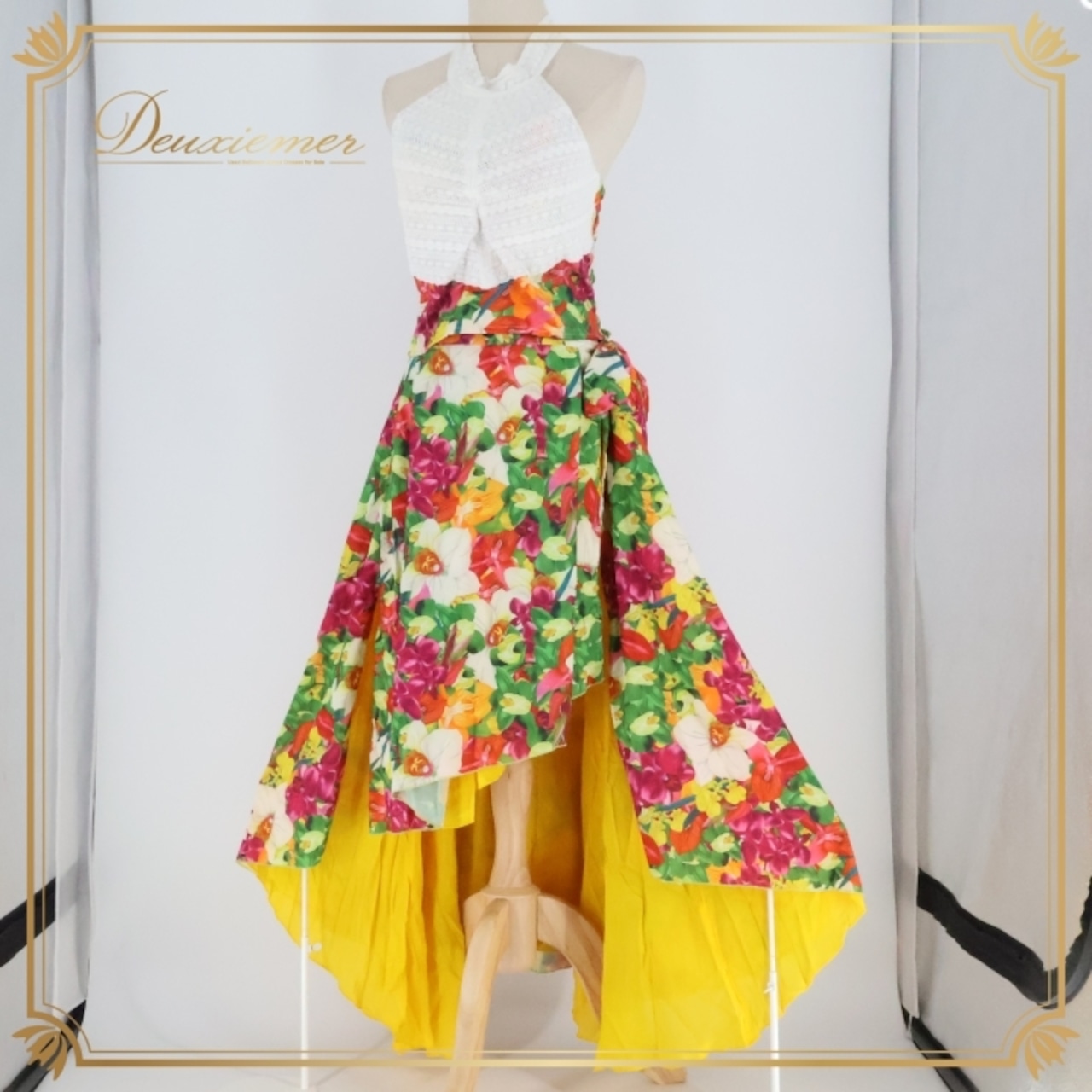 フラダンス 衣装 ツーピース セットアップ 上下セット ホワイト系 レース アシンメトリー スリット ホルターネック カップ付き 裏地 かわいい 華やか 鮮やか 明るい カラフル ハワイアン アロハ ハワイアンプリント フラ ダンス レッスン 練習 おしゃれ