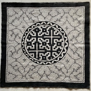 中型白70-2　円太線QR　70x74cm 十字架　シピボ族の泥染め布　70x73　shipibo 　草木染め　タペストリ  世界の民藝　エスニック布　
