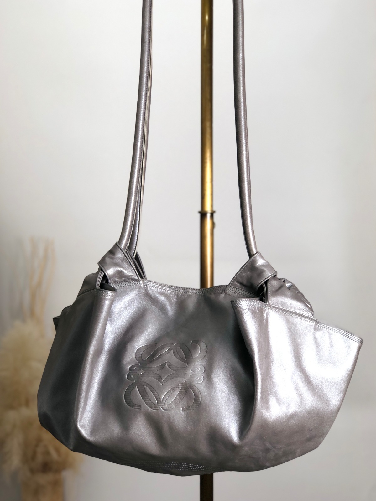 LOEWE ナッパアイレアナグラムシルバーグレーレザートートバッグ